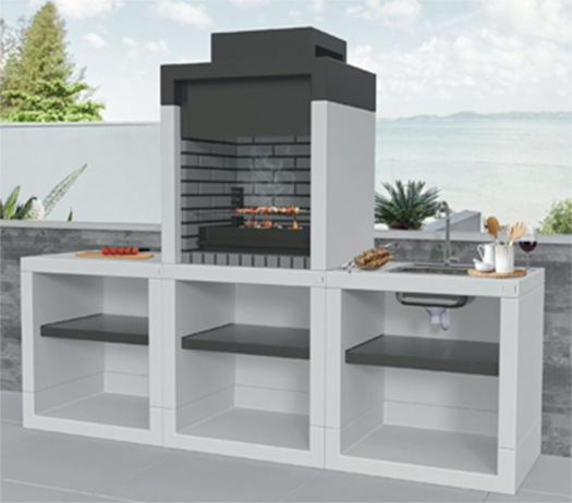 Buitenkeukens beton model Nazaré, is een buiten keuken van betonnen elementen met een stenen BBQ en haard met links een aanrecht module en rechts een wasbak module.